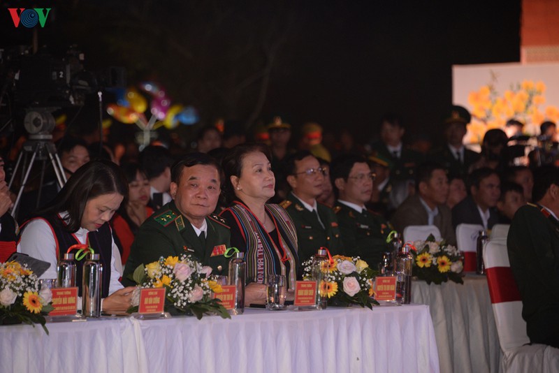 chu tich quoc hoi du chuong trinh "xuan bien phong am long dan ban" hinh 3