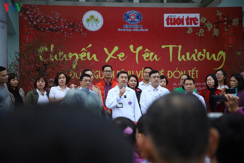 "chuyen xe yeu thuong" dua hon 300 benh nhan ung thu ve que an tet hinh 1