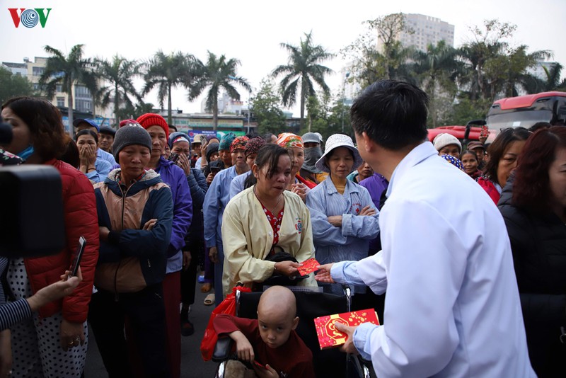 "chuyen xe yeu thuong" dua hon 300 benh nhan ung thu ve que an tet hinh 8