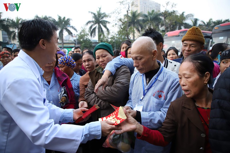 "chuyen xe yeu thuong" dua hon 300 benh nhan ung thu ve que an tet hinh 10