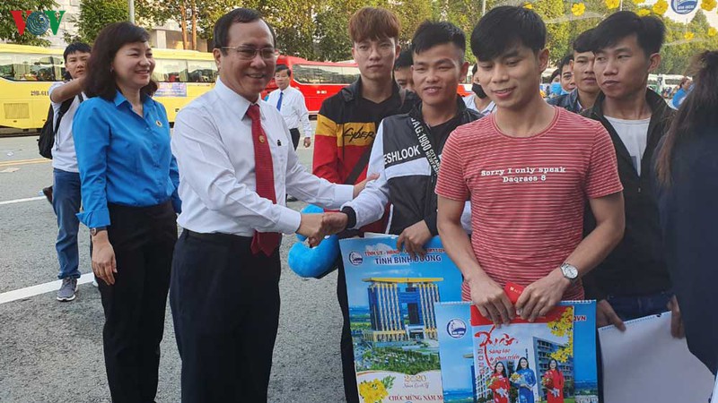 "chuyen xe xuan nghia tinh" dua 3.500 cong nhan ve que don tet hinh 1