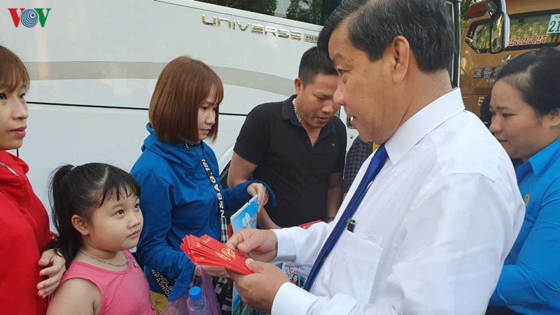 "chuyen xe xuan nghia tinh" dua 3.500 cong nhan ve que don tet hinh 2