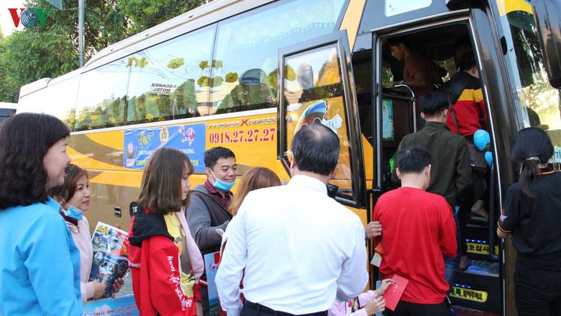 "chuyen xe xuan nghia tinh" dua 3.500 cong nhan ve que don tet hinh 3