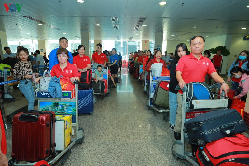 1.000 cong nhan xuat sac duoc di may bay mien phi ve que an tet hinh 2