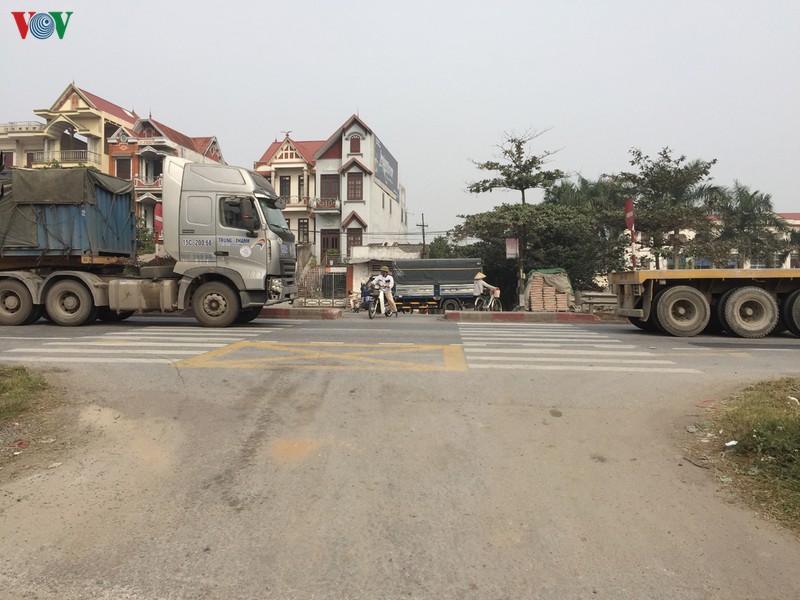 nguoi dan moi mon cho doi khac phuc nhung bat cap tren tuyen ql 5 hinh 1