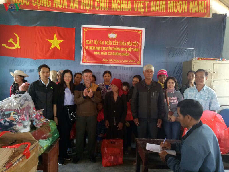 ba con tay nguyen duoc tang qua, quan ao moi va ca... lon dip tet hinh 1