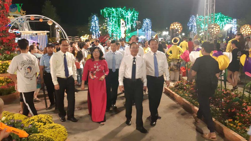 ruc ro duong hoa, hoi hoa xuan o binh duong hinh 1