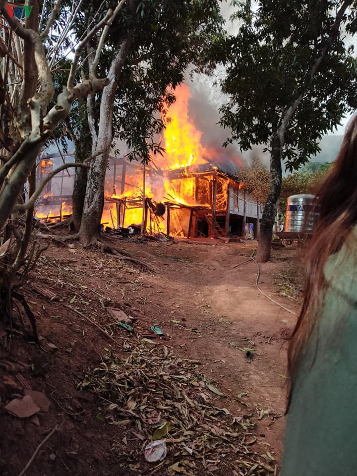 hoa hoan thieu rui can nha khi gia dinh dang di lam ruong hinh 1