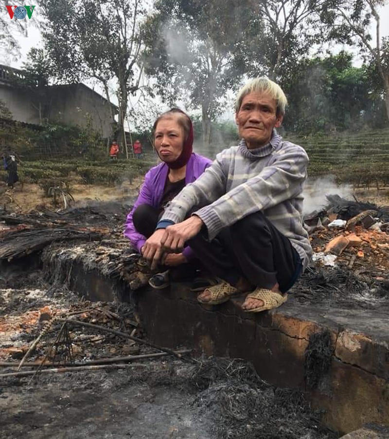 hoa hoan thieu rui can nha tranh cua ho ngheo luc nua dem hinh 2