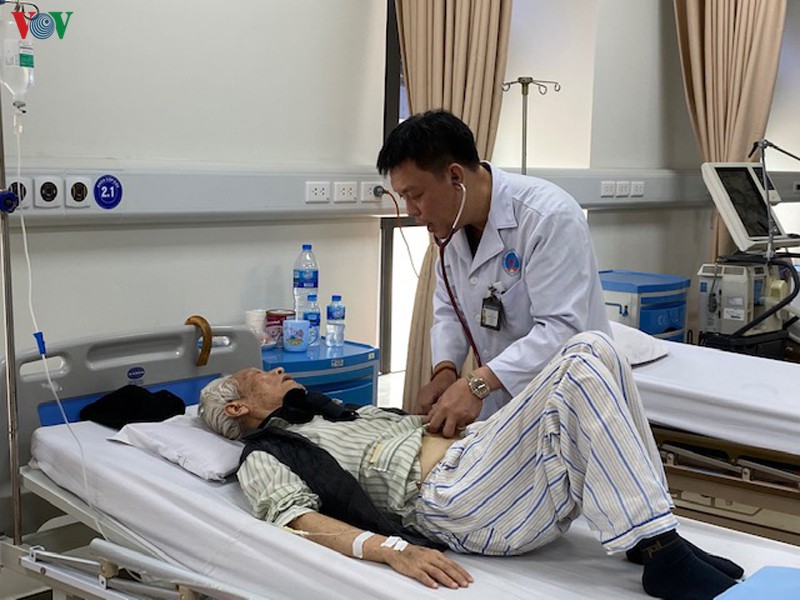 chuyen gia y te huong dan cach phong benh viem phoi khi giao mua hinh 1