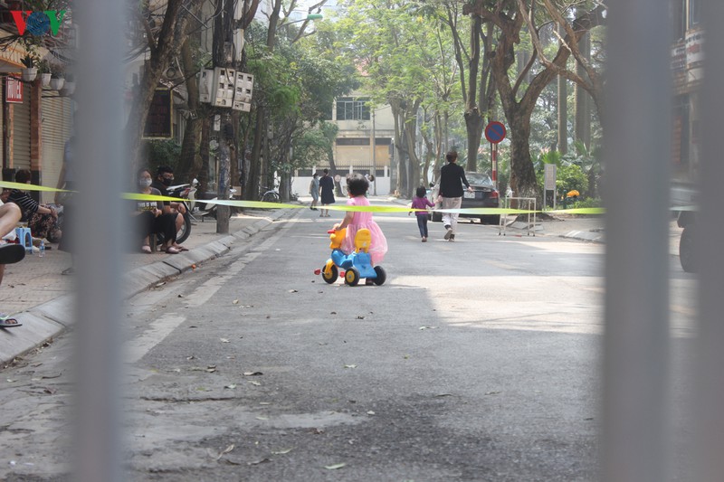 anh: cuoc song cua nguoi dan trong con pho cach ly truc bach hinh 4