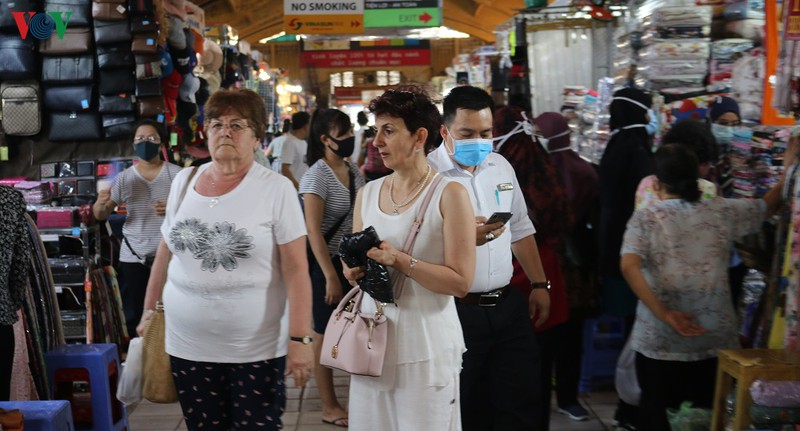 tphcm se phat 10.000 buc thu cho du khach nuoc ngoai ve chong covid-19 hinh 1