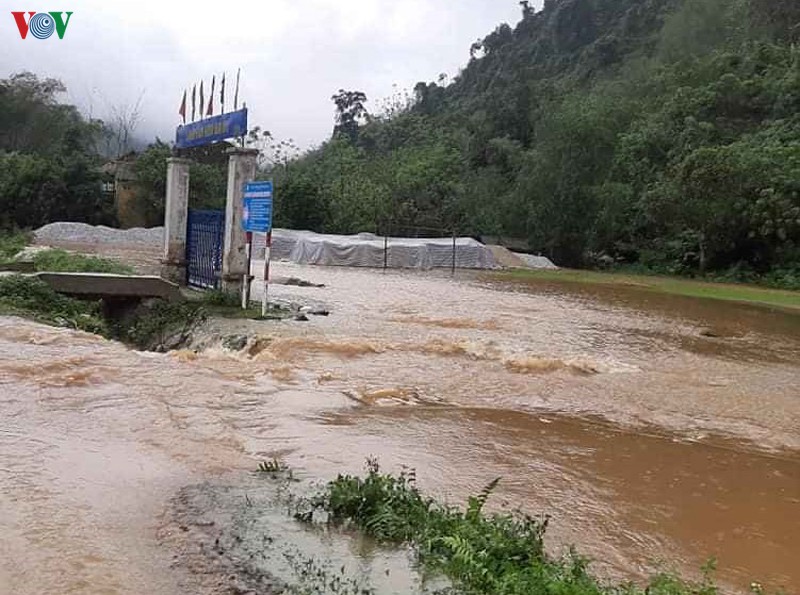 mua da kem giong loc gay thiet hai o luc yen (yen bai) hinh 2