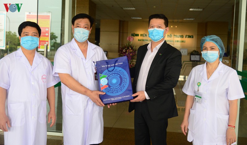 vov trao 500 trieu dong cua doanh nghiep cho bv benh nhiet doi tu hinh 1