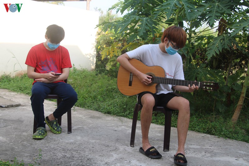 dong thap in logo gui thong diep "tinh dat, tinh nguoi" o khu cach ly hinh 9