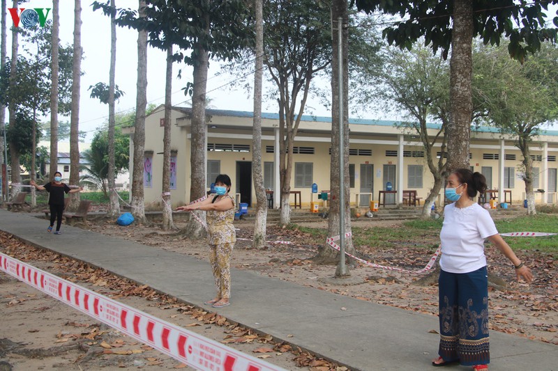 dong thap in logo gui thong diep "tinh dat, tinh nguoi" o khu cach ly hinh 10