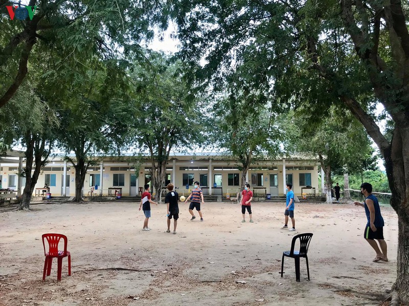 dong thap in logo gui thong diep "tinh dat, tinh nguoi" o khu cach ly hinh 11