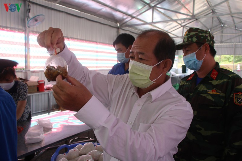 dong thap in logo gui thong diep "tinh dat, tinh nguoi" o khu cach ly hinh 1