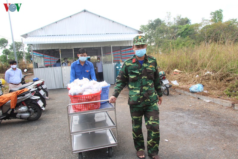 dong thap in logo gui thong diep "tinh dat, tinh nguoi" o khu cach ly hinh 5