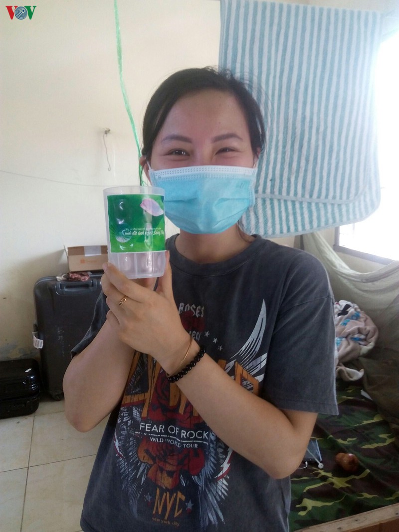 dong thap in logo gui thong diep "tinh dat, tinh nguoi" o khu cach ly hinh 8