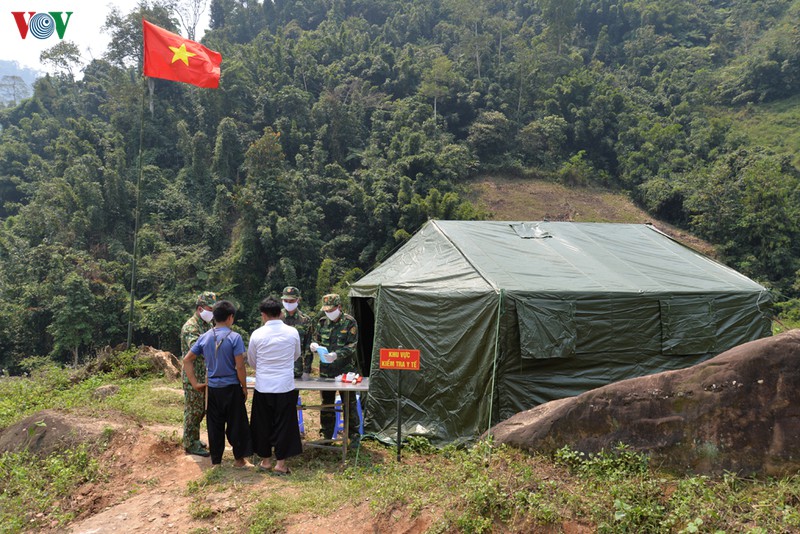 trao qua, dong vien luc luong "an nui, ngu rung" ngan dich covid-19 hinh 1