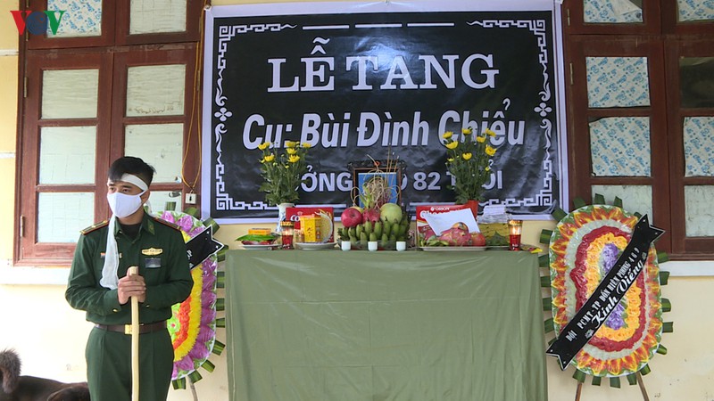 ngan dich noi bien gioi, chien sy khong the ve chiu tang cha hinh 1