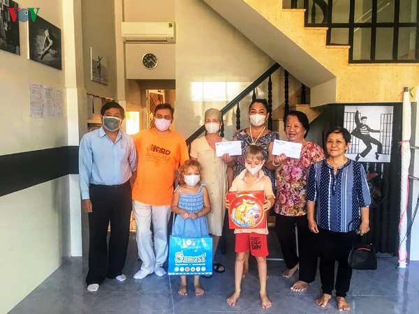 nguoi dan khanh hoa giup do 35 nguoi nga bi ket lai o nha trang hinh 2