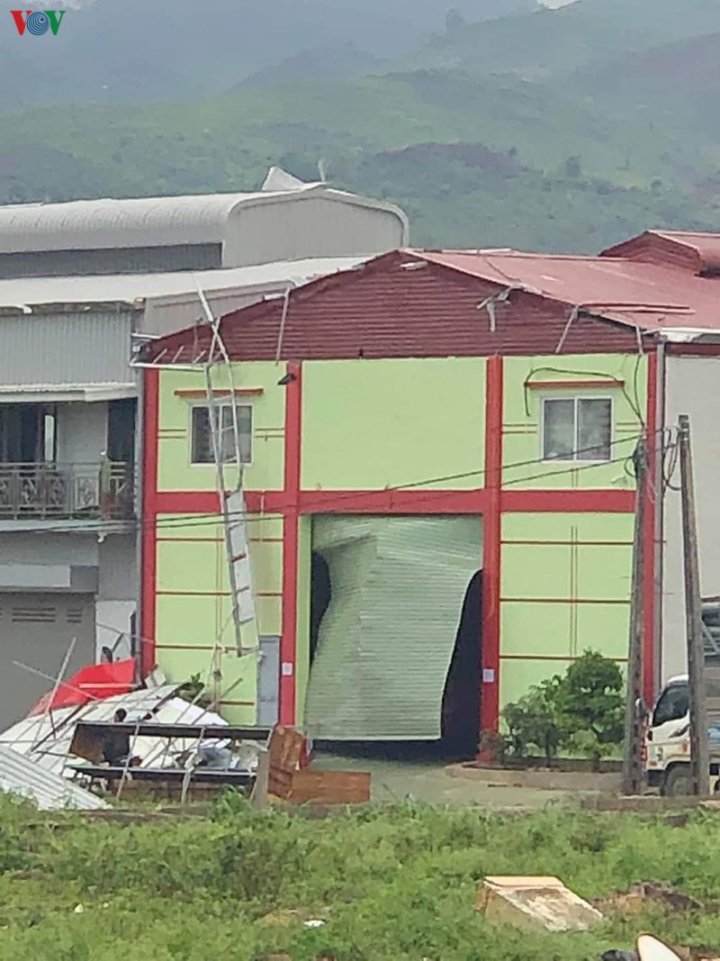 gio loc lat tung mai hang tram ngoi nha o moc chau, son la hinh 6