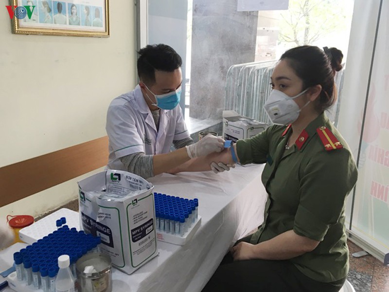hang nghin can bo chien si tham gia hien mau tinh nguyen hinh 2