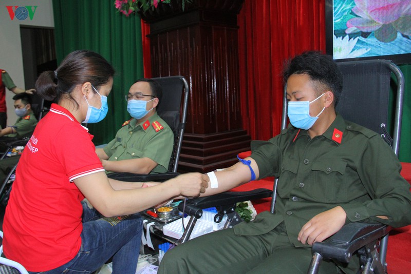 hang nghin can bo chien si tham gia hien mau tinh nguyen hinh 3