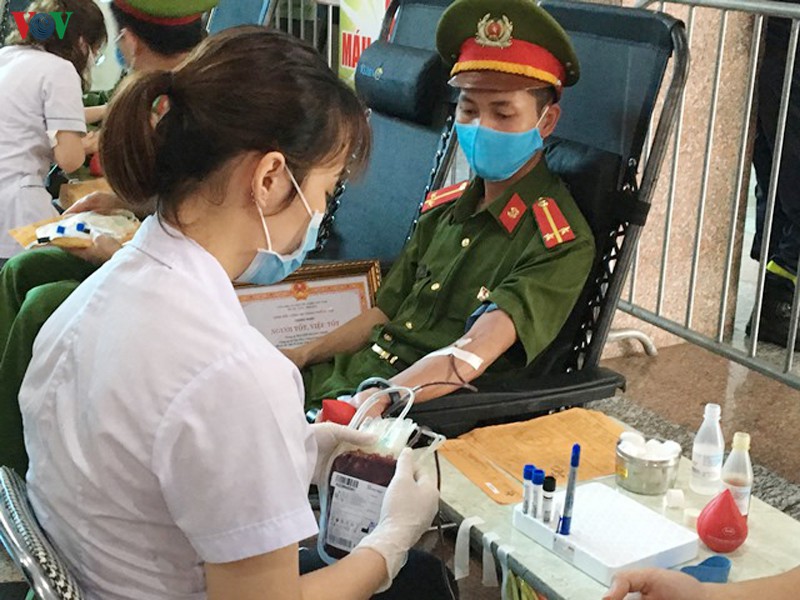 hang nghin can bo chien si tham gia hien mau tinh nguyen hinh 1