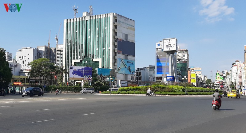 duong pho trung tam tphcm vang ve trong dip nghi le 30/4 va 1/5 hinh 1