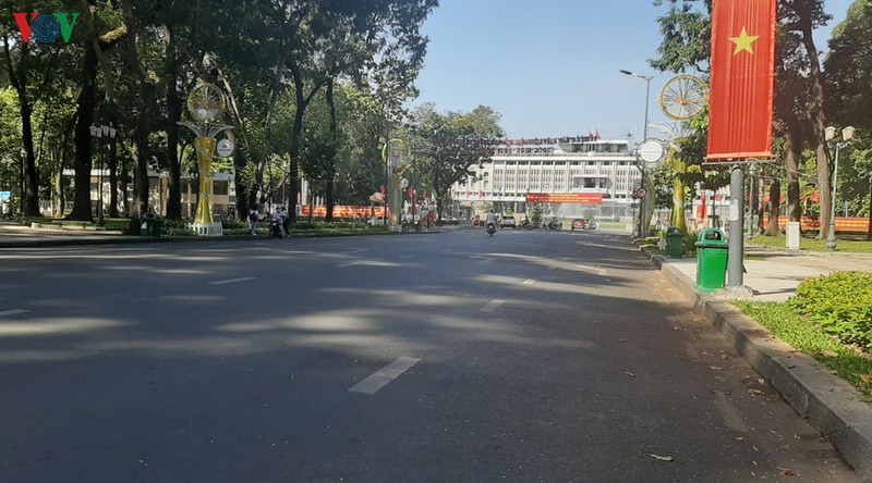 duong pho trung tam tphcm vang ve trong dip nghi le 30/4 va 1/5 hinh 5