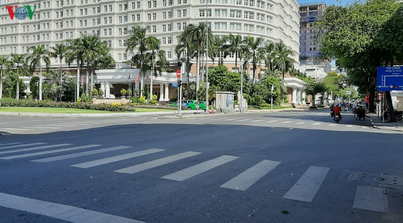 duong pho trung tam tphcm vang ve trong dip nghi le 30/4 va 1/5 hinh 6