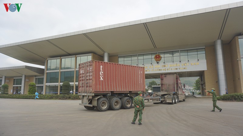 dep bo nan "co moi" thu tien trieu xep cho o cua khau lao cai hinh 1