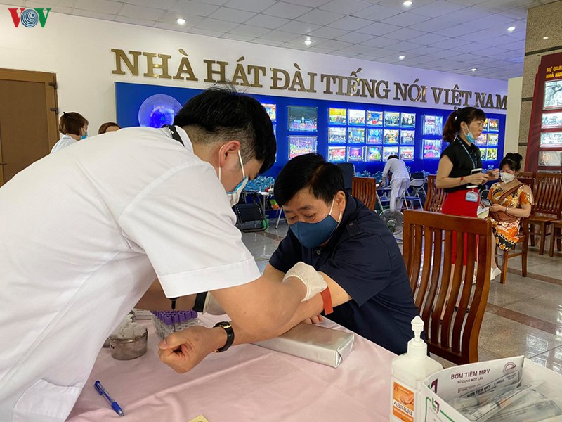 hang tram can bo, nhan vien vov tham gia hien mau trong mua dich covid-19 hinh 3