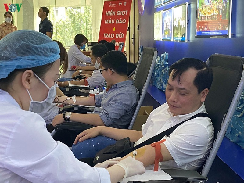 hang tram can bo, nhan vien vov tham gia hien mau trong mua dich covid-19 hinh 11