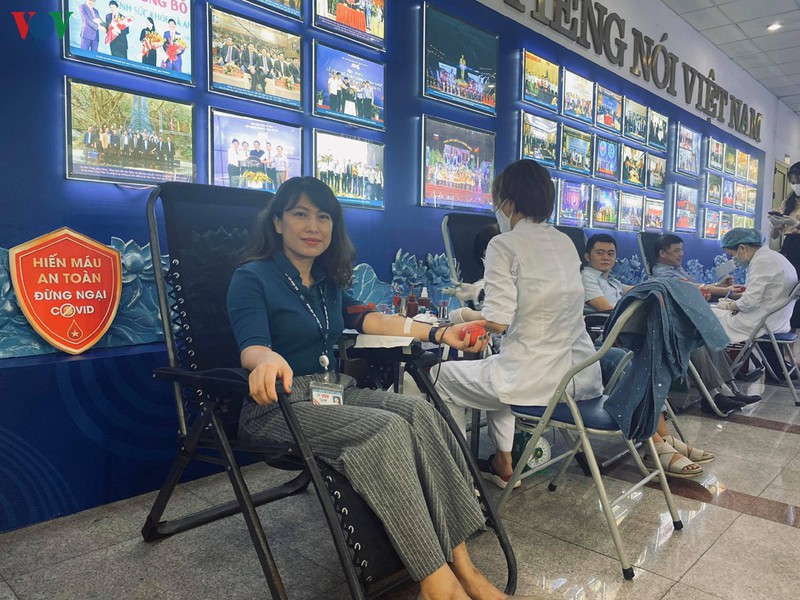 hang tram can bo, nhan vien vov tham gia hien mau trong mua dich covid-19 hinh 12
