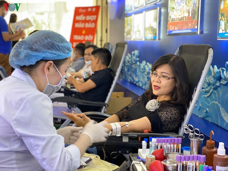 hang tram can bo, nhan vien vov tham gia hien mau trong mua dich covid-19 hinh 13