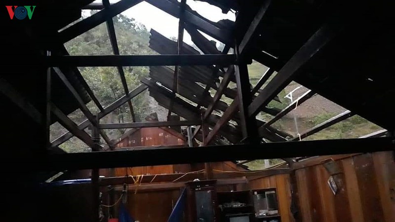 mua loc o son la lam gan 400 ngoi nha bi toc mai hinh 1
