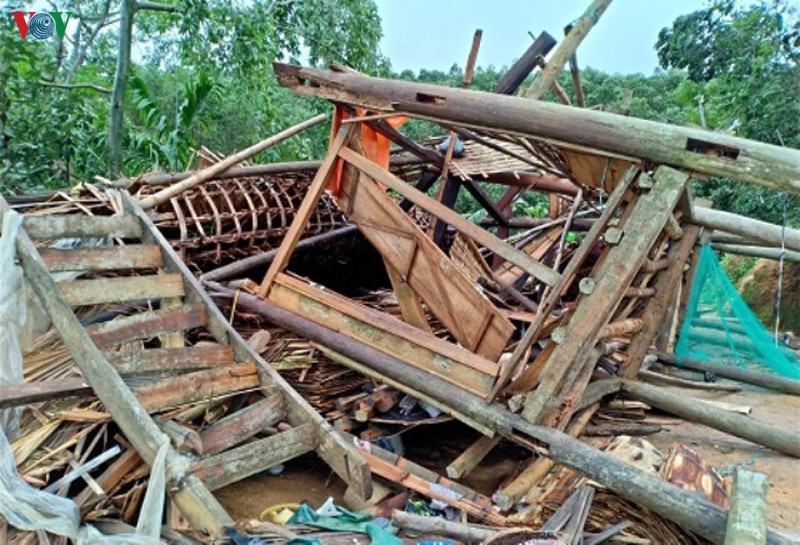 mua giong o yen bai lam 1 nguoi bi thuong, hon 40 ngoi nha hu hong hinh 1