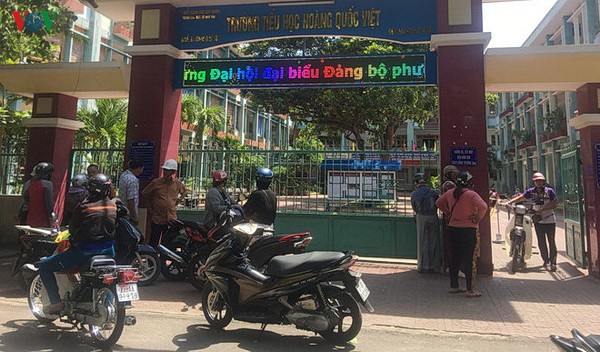 phu huynh to giao vien danh hoc sinh bam tim chan hinh 1