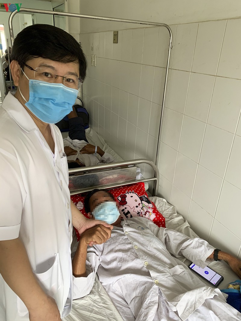 nguoi dan ong bi may suc khi oxy ao tom cuon suyt mat mang hinh 1