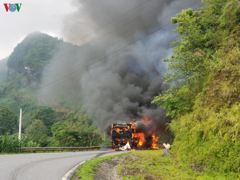 xe khach giuong nam chay rui tren deo gio, bac kan hinh 1
