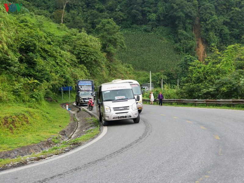 xe khach giuong nam chay rui tren deo gio, bac kan hinh 2