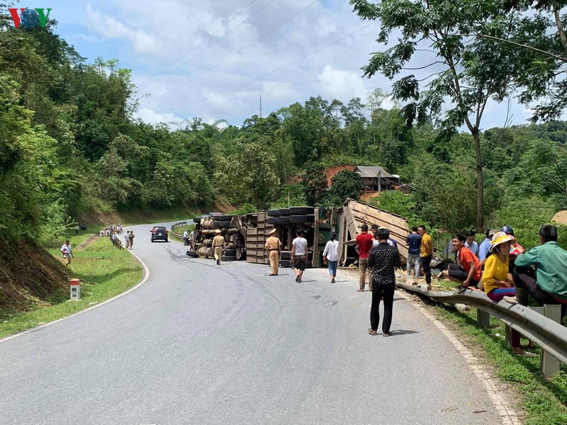 lien tiep xay ra 2 vu lat container tren quoc lo 279 hinh 1
