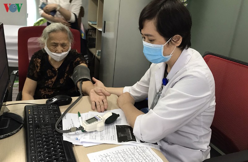 nang nong, nhieu nguoi cao tuoi nhap vien trong tinh trang nguy kich hinh 2