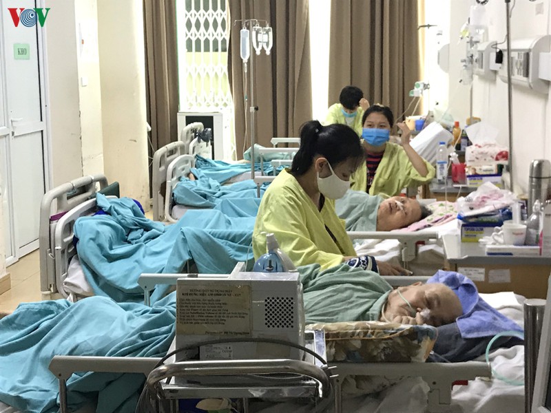 nang nong, nhieu nguoi cao tuoi nhap vien trong tinh trang nguy kich hinh 1