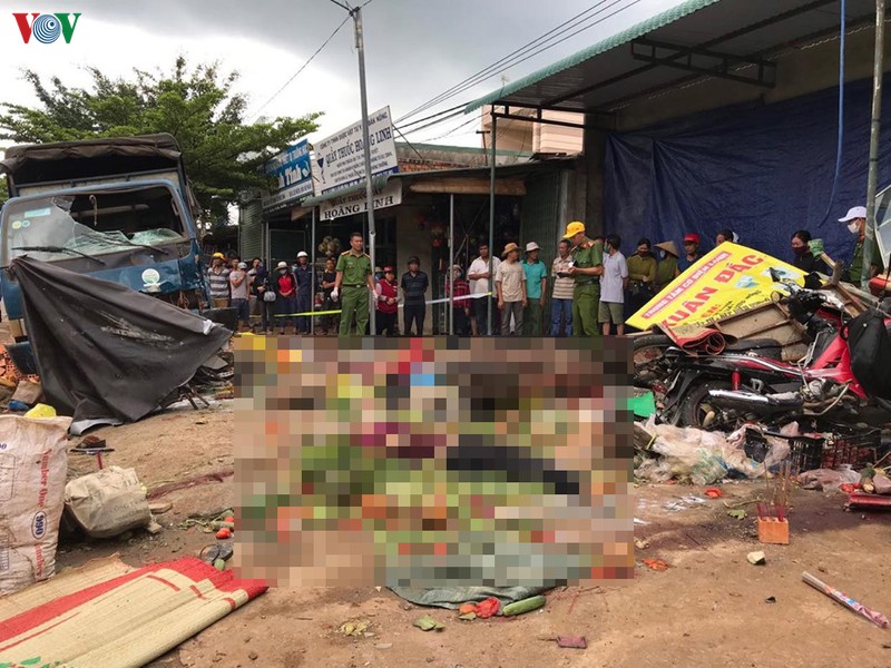 nguoi dan bang hoang ke lai giay phut xe tai lao vao cho o dak nong hinh 2
