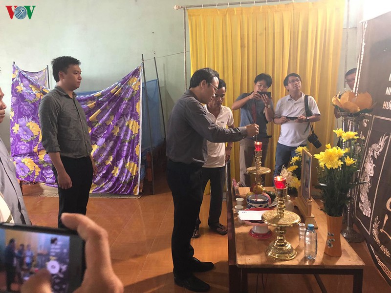 uy ban atgt quoc gia tham hoi gia dinh cac nan nhan vu xe dam o dak nong hinh 5